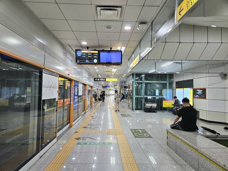 파일:석남역인천2호선승강장2024.jpg