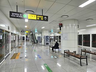 신림역승강장2023.jpg