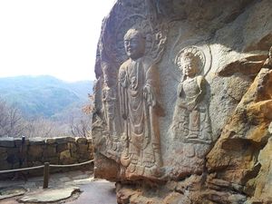 서산 마애삼존여래상