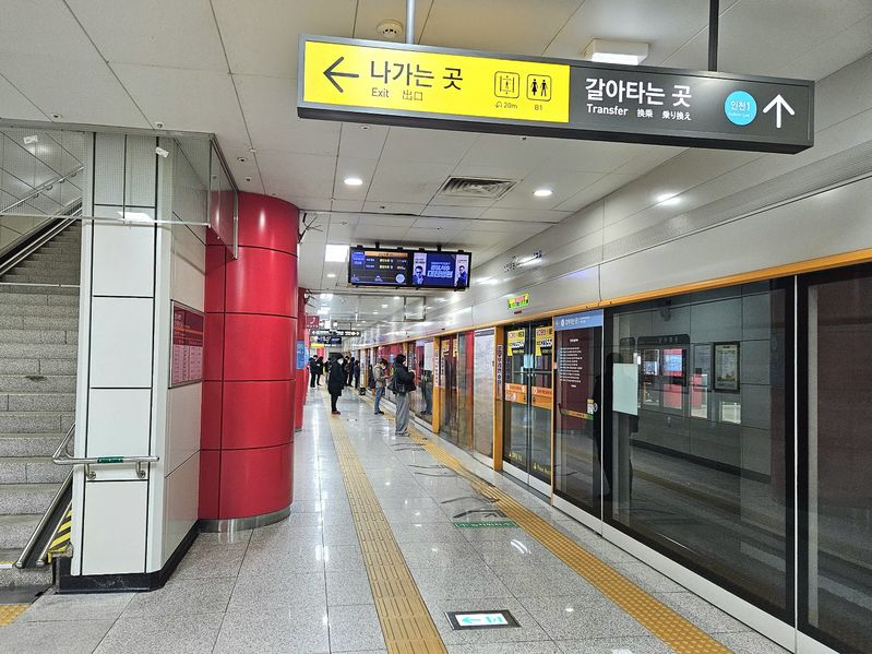 파일:인천시청역2호선승강장2024.jpg