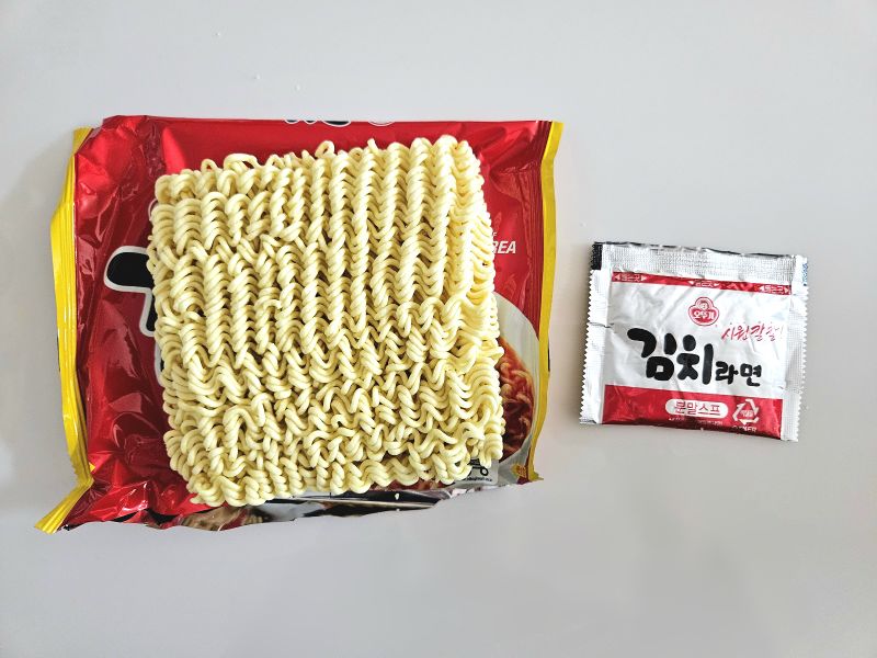파일:김치라면구성물.jpg