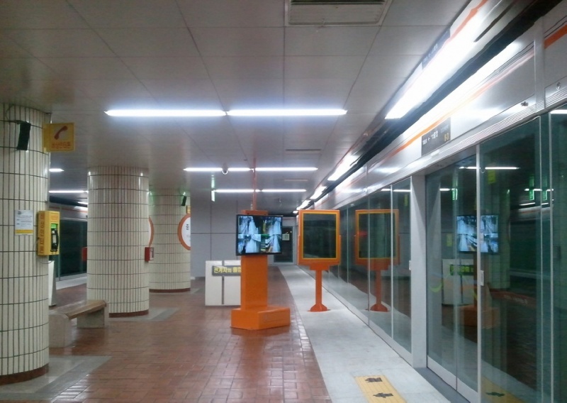 파일:중앙역승강장.jpg