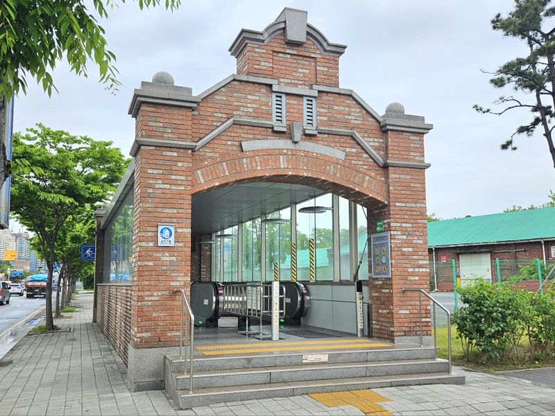 파일:신포역2번출구.jpg