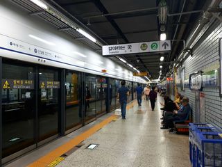 신설동역승강장.jpg