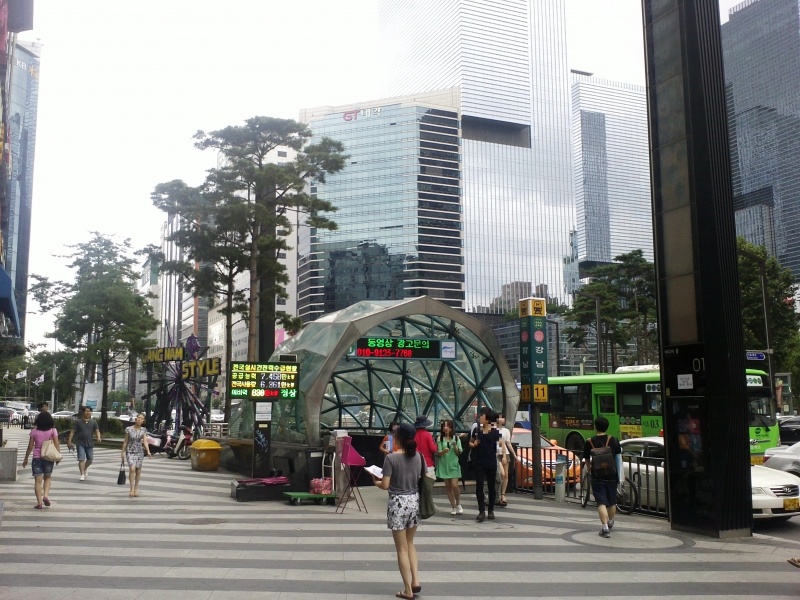 파일:강남역11번출구.jpg