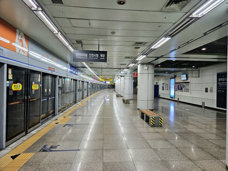 파일:문학경기장역승강장2024.jpg