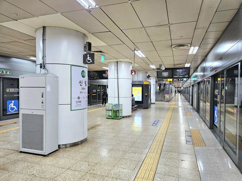 파일:신림역2호선승강장2025.jpg