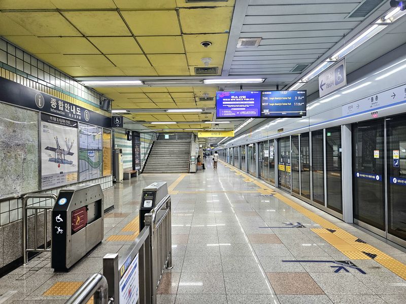 파일:동춘역승강장2025.jpg
