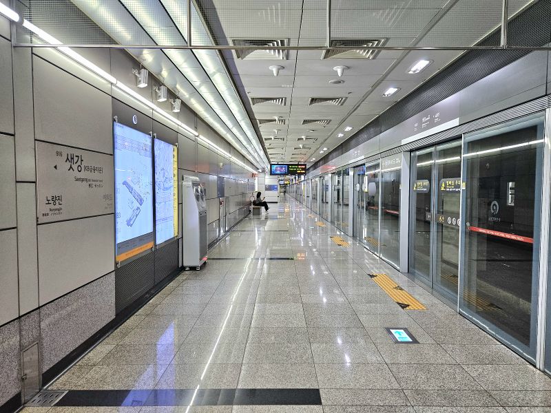파일:샛강역9호선승강장2025.jpg