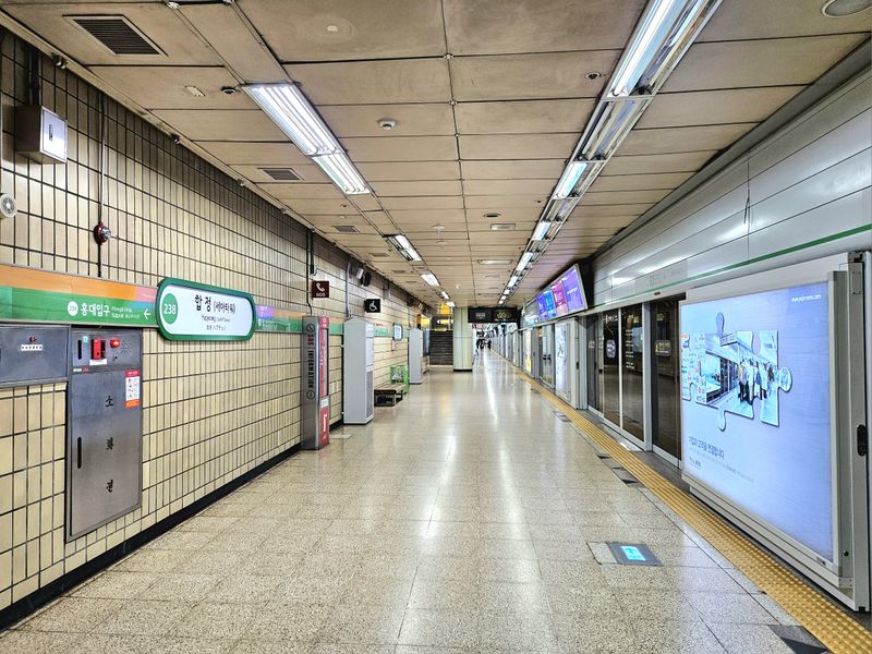파일:합정역2호선승강장2025.jpg