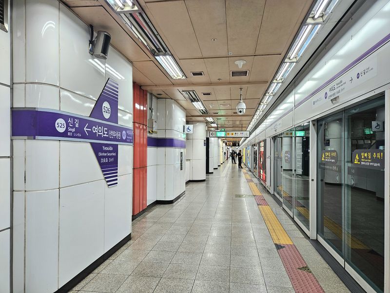 파일:여의도역5호선승강장2025.jpg