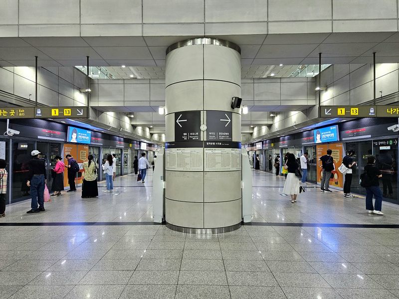 파일:당산역9호선승강장2025.jpg