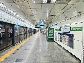 낙성대역승강장2025.jpg