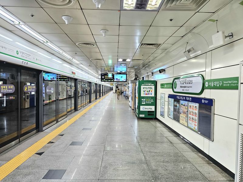 파일:낙성대역승강장2025.jpg