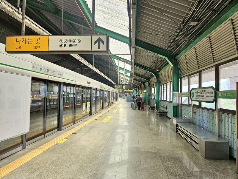파일:구로디지털단지역승강장2025.jpg