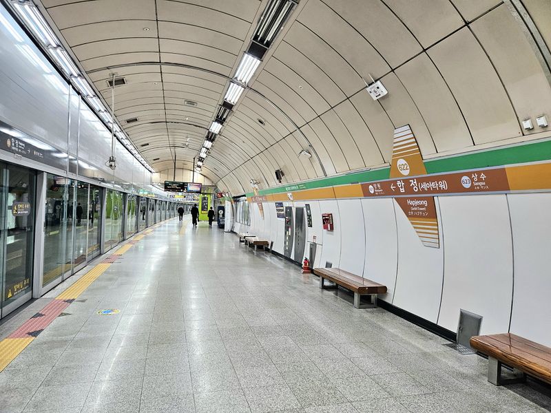 파일:합정역6호선승강장2025.jpg