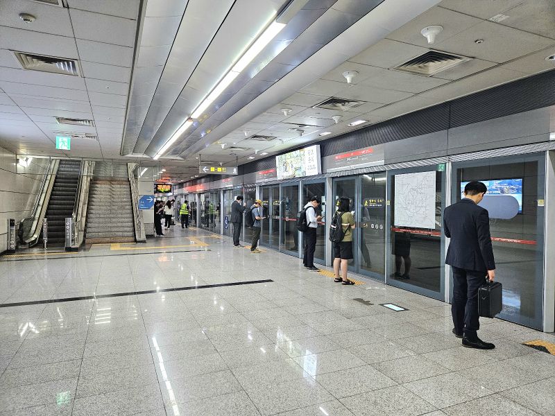 파일:여의도역9호선승강장2025.jpg