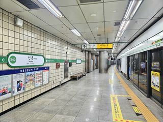 신촌역승강장2025.jpg