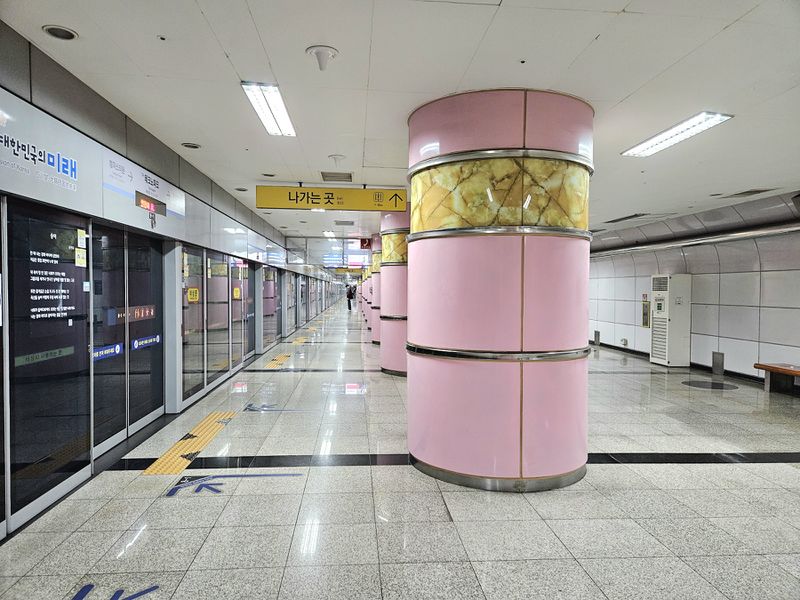 파일:테크노파크역승강장2025.jpg